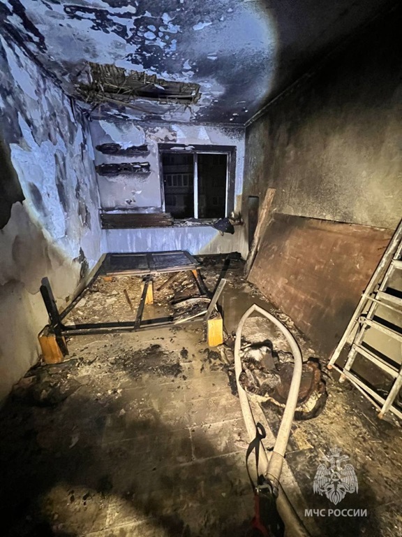 В Калининграде пожарные спасли двух человек из горящей квартиры