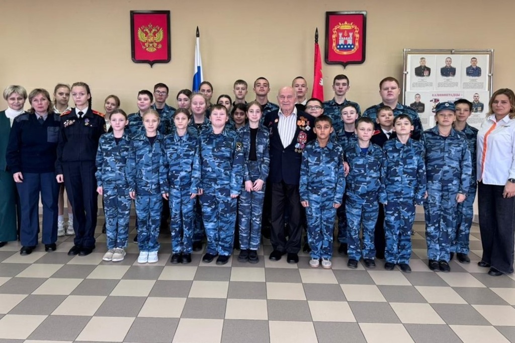 Ветеран УИС провел урок мужества для кадетов в Свободненской школе