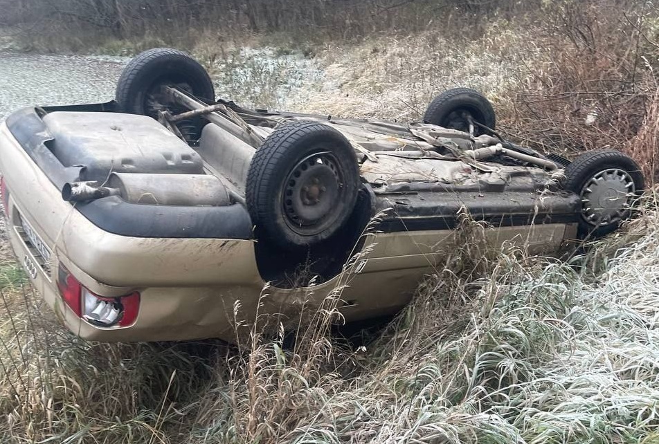 Три человека пострадали при опрокидывании авто под Калининградом