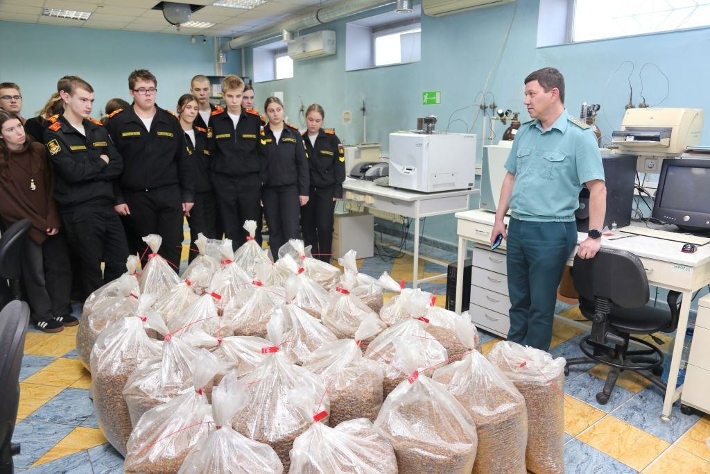 Будущие таможенники заглянули в лабораторию экспертов в Калининграде Будущие таможенники заглянули в лабораторию экспертов в Калининграде