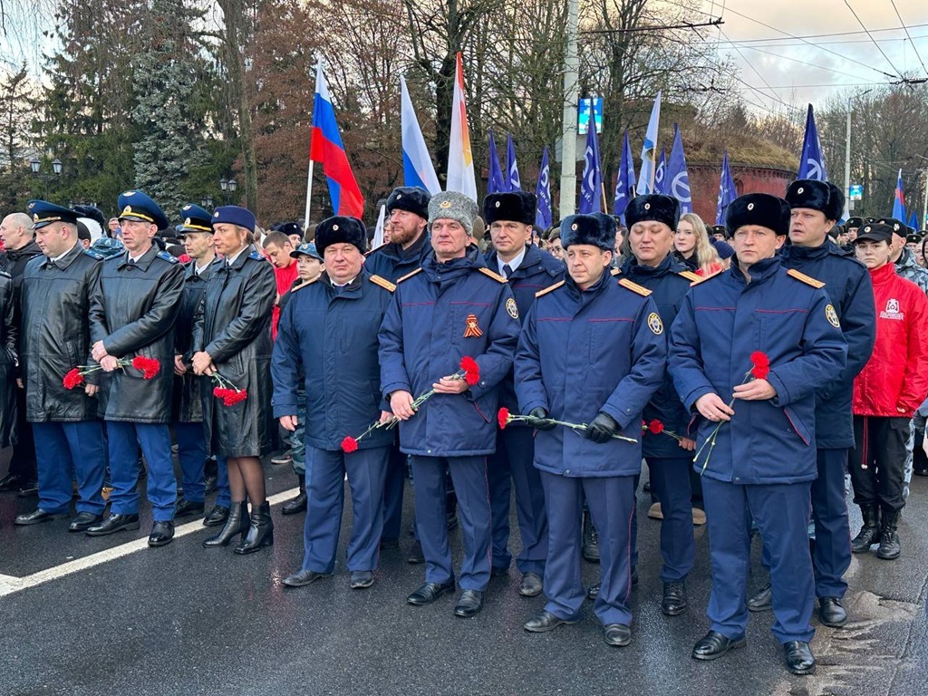 Сотрудники СКР в Калининграде возложили цветы в День Героев Отечества Сотрудники СКР в Калининграде возложили цветы в День Героев Отечества