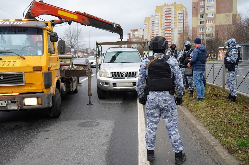 В Калининграде водитель попытался сбежать от приставов на арестованном «Ланд Крузере» В Калининграде водитель попытался сбежать от приставов на арестованном «Ланд Крузере»