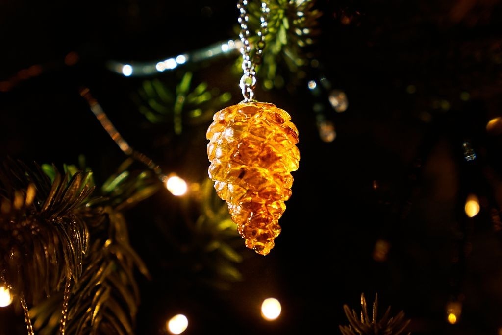 Янтарный комбинат выпустил эксклюзивную серию ручных новогодних игрушек