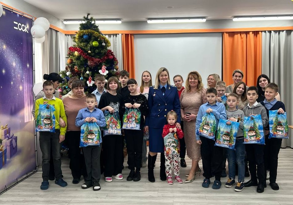 Прокуроры Калининградской области поздравили воспитанников центра &laquo;Надежда&raquo; с Новым годом