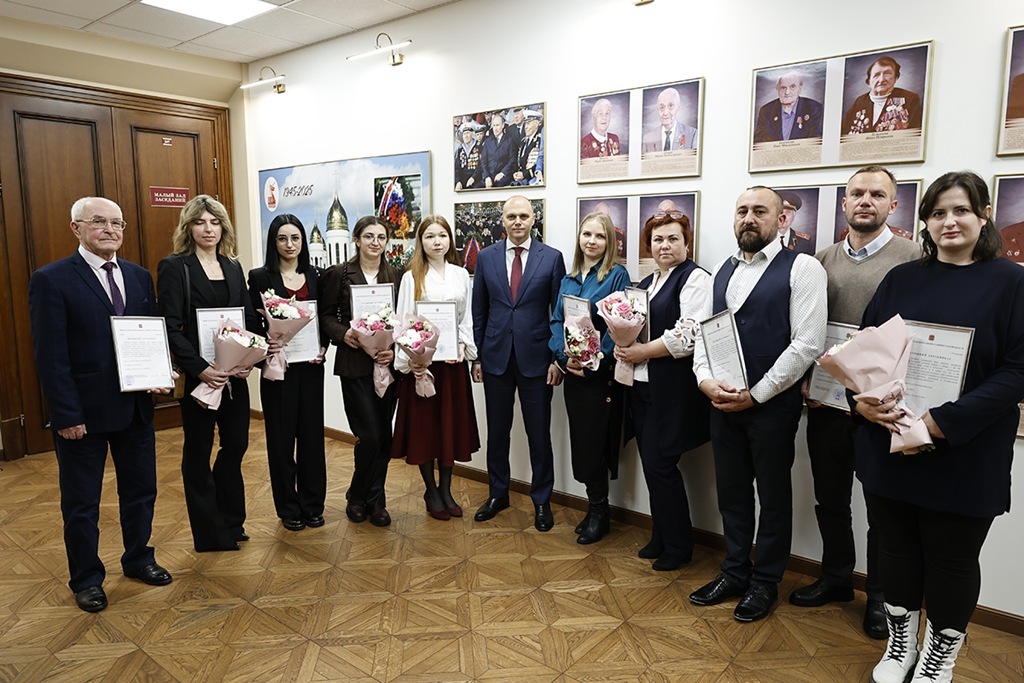 Беспрозванных вручил жилищные сертификаты на 2,5 млн рублей одиннадцати медикам