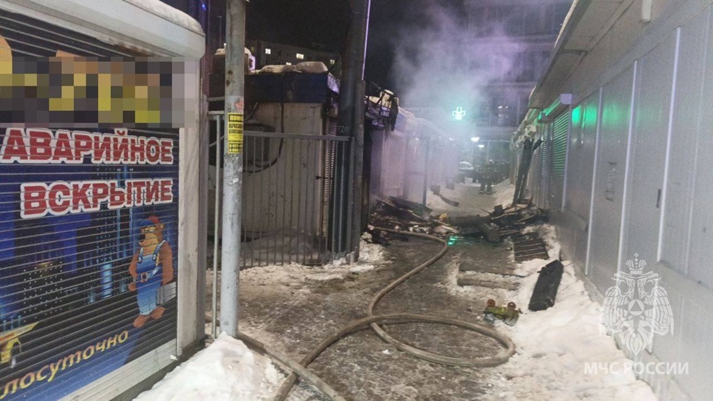 В Калининграде спасатели потушили пожар в торговых павильонах и эвакуировали баллоны