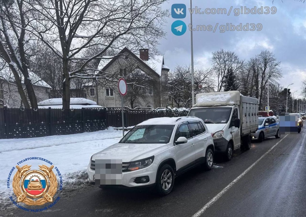 В Калининграде фургон совершил наезд на стоящий автомобиль