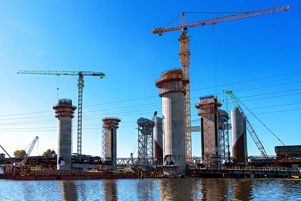 В Калининграде смонтировали 130 тонн противовесов для нового разводного моста