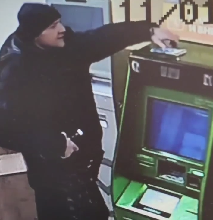 В Калининграде разыскивают мужчину, забравшего забытые в банкомате 7 тысяч рублей