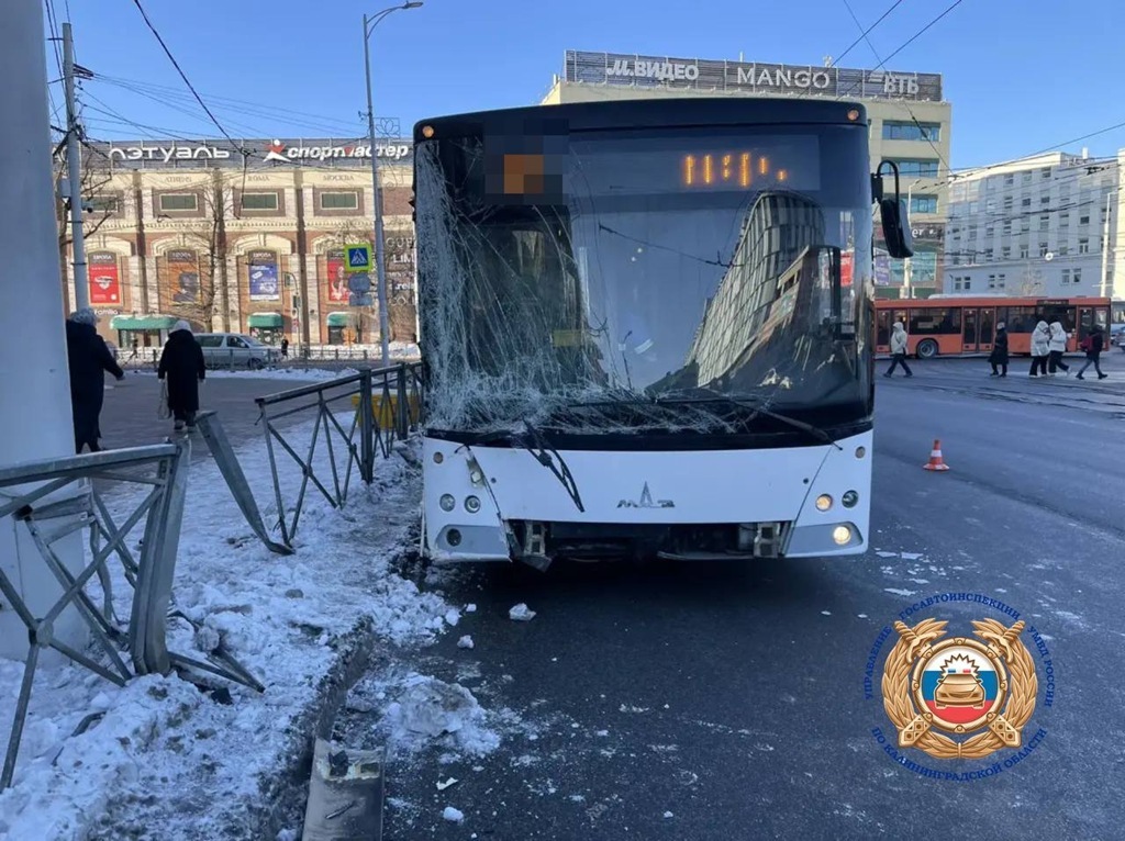 В Калининграде маршрутный автобус врезался в ограждение: пострадали пять человек